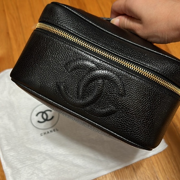 🚨 SOLD 🚨 🖤💛 EXCELLENT CONDITION CHANEL CC Logo Caviar Cosmetics Vanity Hand Bag - Picture 2 of 8